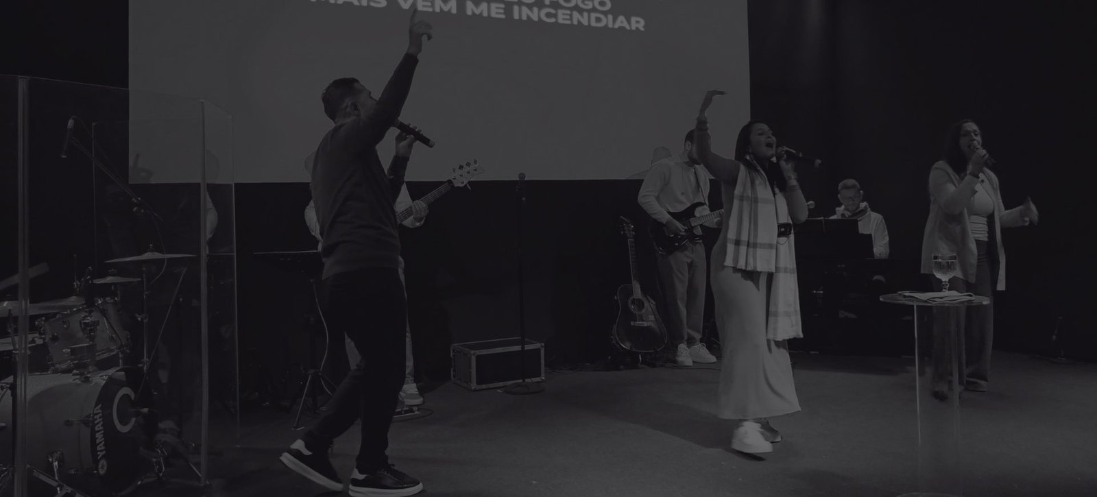 Equipe de louvor cantando durante um culto do Projeto Vida Milano