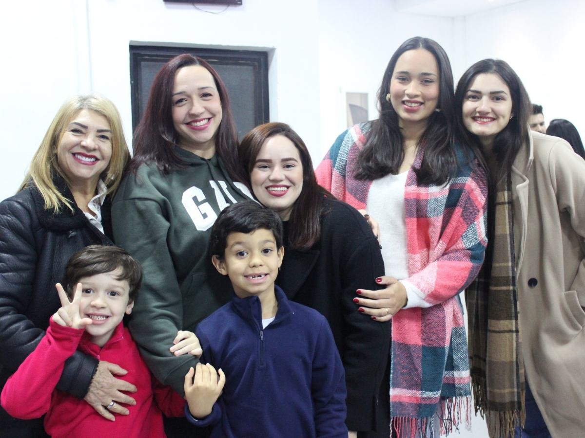 Mulheres e crianças da igreja reunidas e sorrindo depois de um culto do Projeto Vida Milano