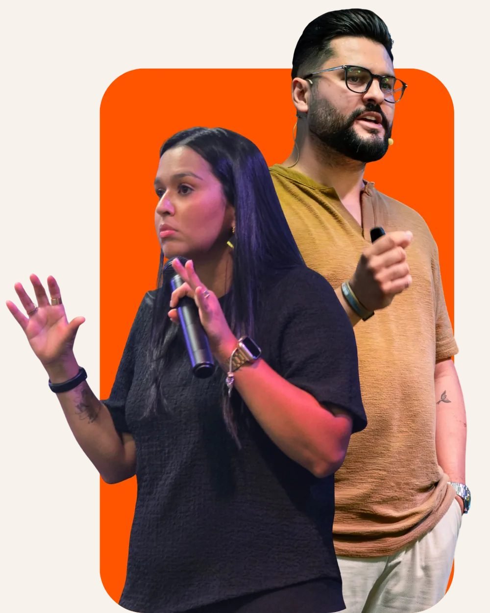 Pastores Thomas e Thaila Abelini pregando lado a lado, cada um com um microfone